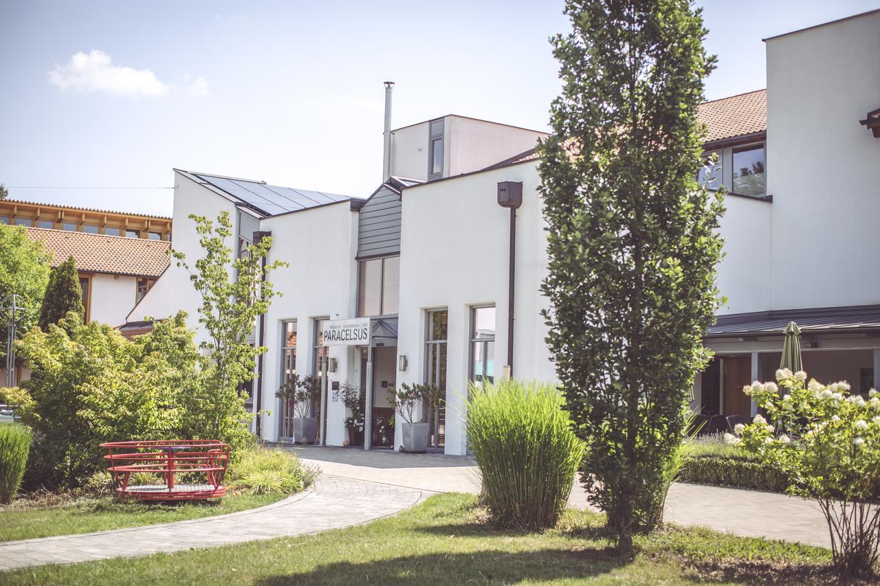 Hotel Und Appartementhof Waldeck บาดฟึสซิง ภายนอก รูปภาพ