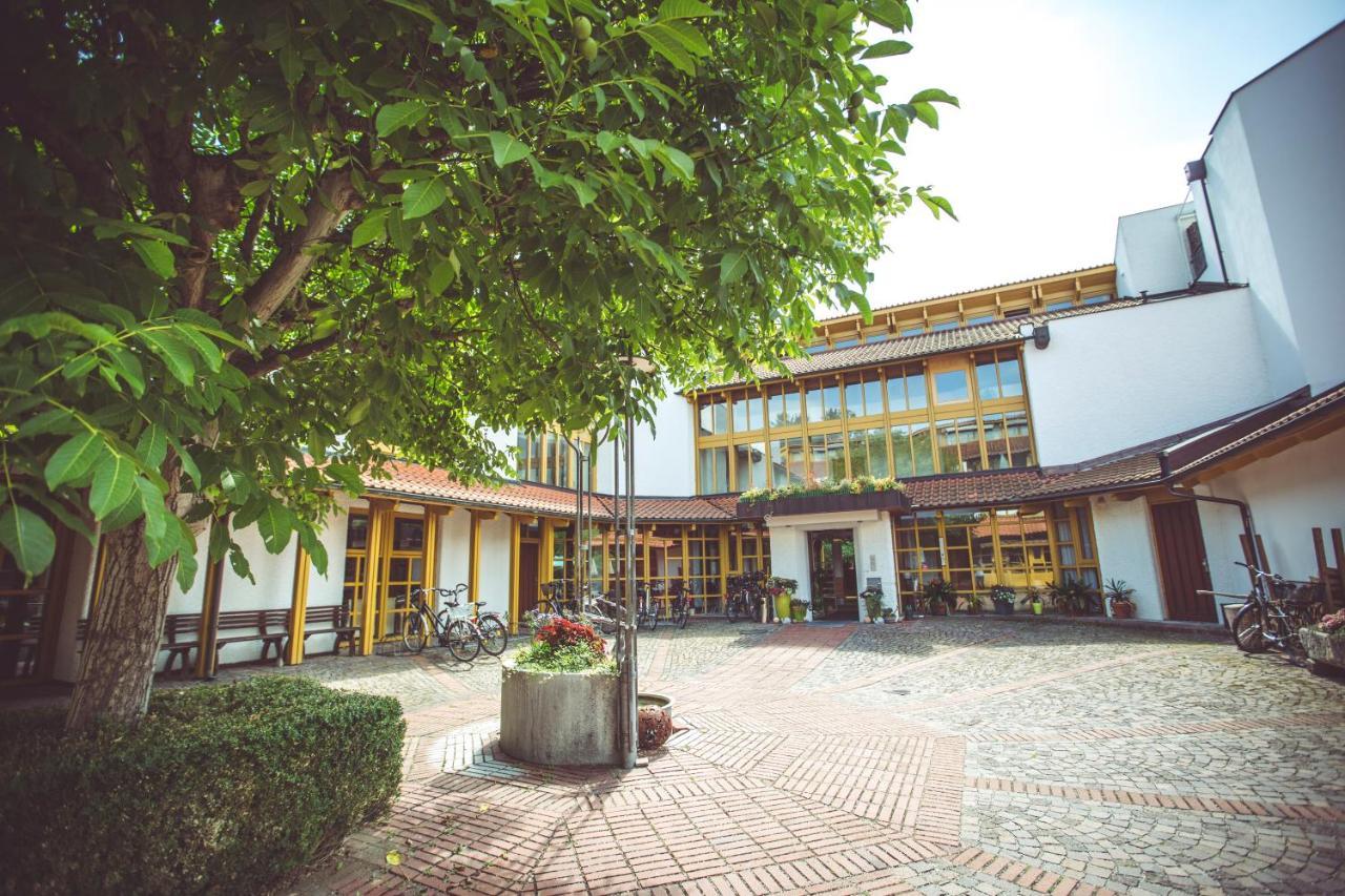 Hotel Und Appartementhof Waldeck บาดฟึสซิง ภายนอก รูปภาพ
