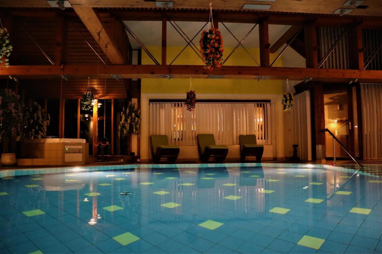 Hotel Und Appartementhof Waldeck บาดฟึสซิง ภายนอก รูปภาพ